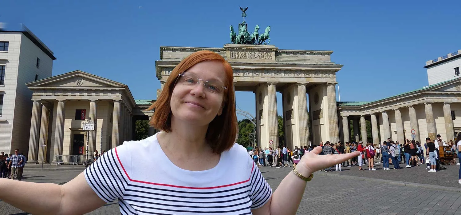 Silke Urban vor dem Brandenburger Tor in Berlin